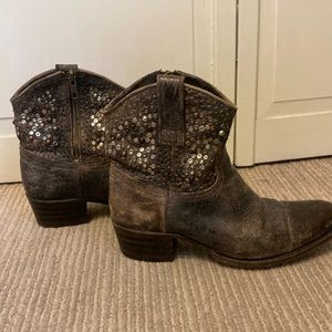 Distressed ankle boots - FRYE